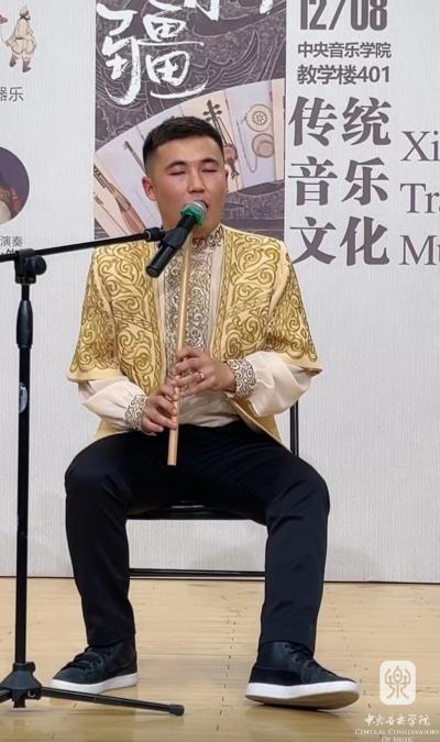 图10:巴合江·依尔斯演奏斯布孜额(400).jpg